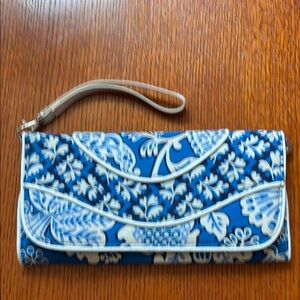 VERA BRADLEY Clutch, Wristlet. blue Lagoon. Blue and white floral pattern.